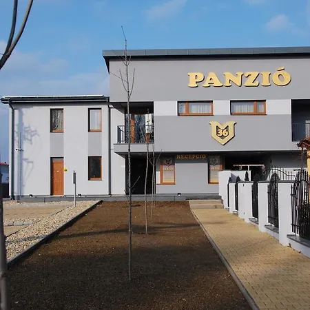 M36 Panzio Es Apartman לינה וארוחת בוקר